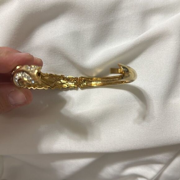 Gold tone jeweled wave detailed bangle bracelet - Picture 6 of 8